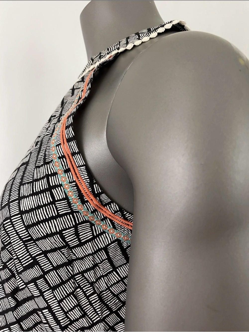 Le Sample Top Women’s XS Stitch Fix Black Tribal Print Embroidered Sleeveless - Picture 5 of 10